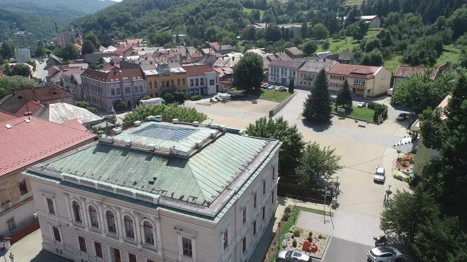 Centrum Dobšinej s námestím a historickou radnicou z výšky.