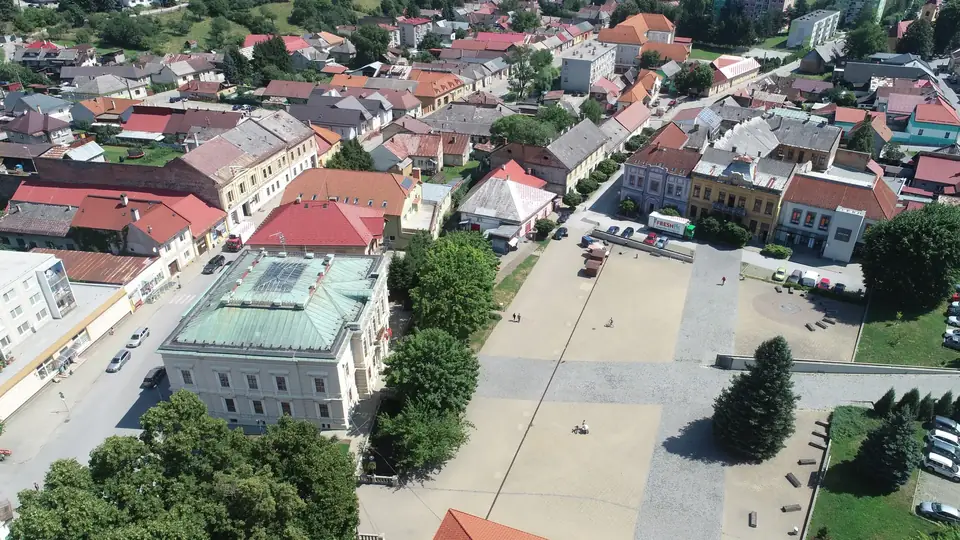 Centrum mesta so sieťou verejného osvetlenia.