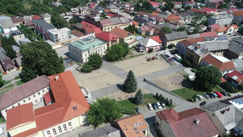 Zastavané centrum mesta z vtáčej perspektívy.