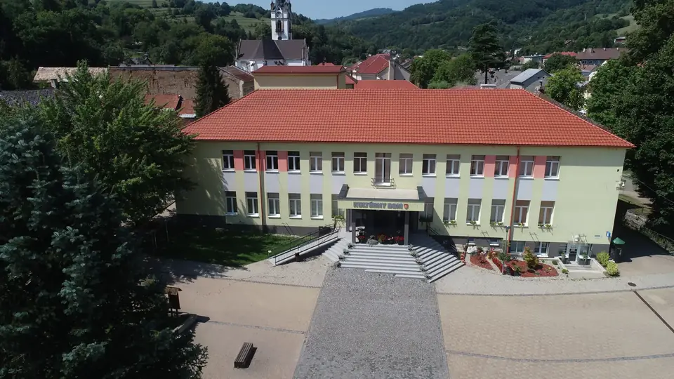 Spevnené verejné priestranstvo pred mestskou budovou.