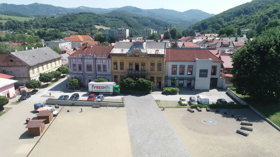 Námestie v centre Dobšinej, o ktorého čistotu sa podnik stará.