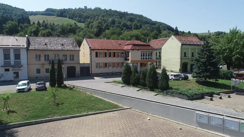 Udržiavaná zeleň v okolí verejnej budovy.