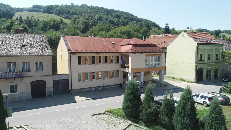 Údržba spevnených plôch a parkovísk.