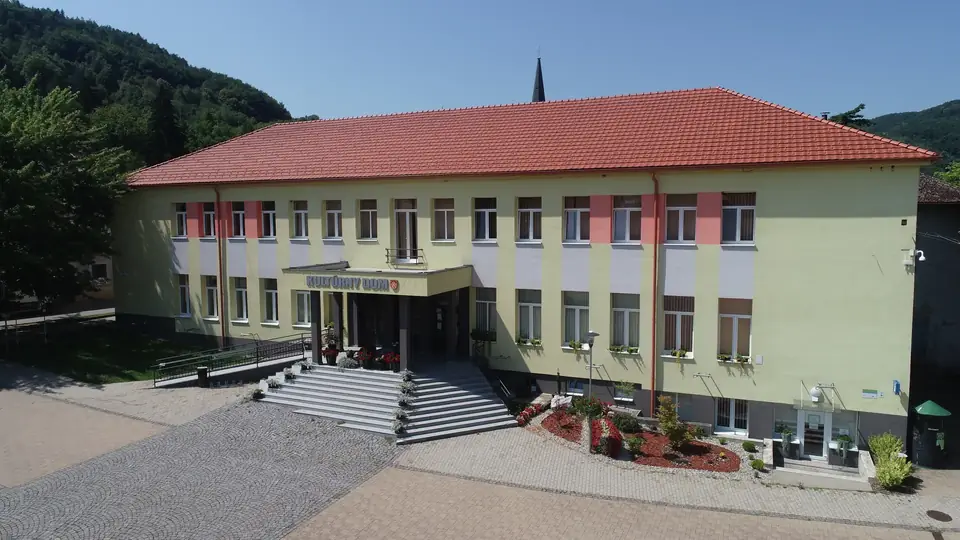 Areál verejnej budovy udržiavaný na objednávku.