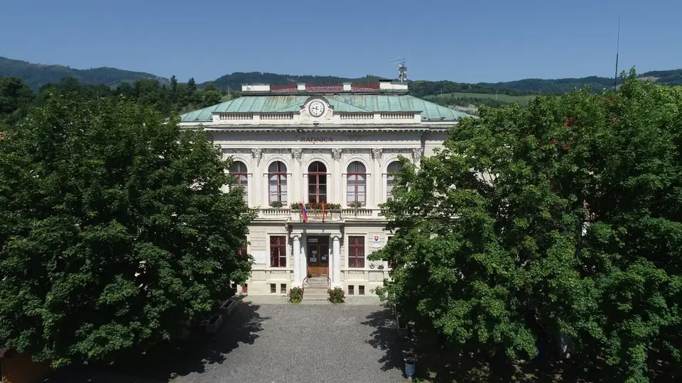 Historická budova radnice v centre Dobšinej.