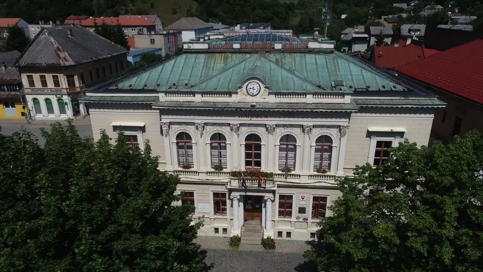 Detail priečelia historickej radnice.