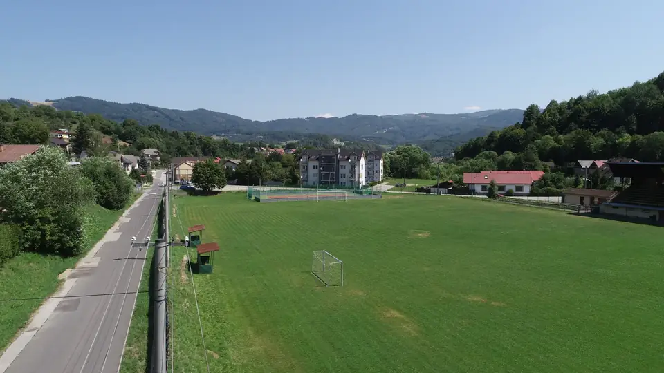 Trávnaté plochy športového areálu, ktoré podnik pravidelne kosí.