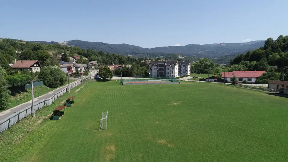 Futbalové ihrisko s udržiavaným trávnikom.