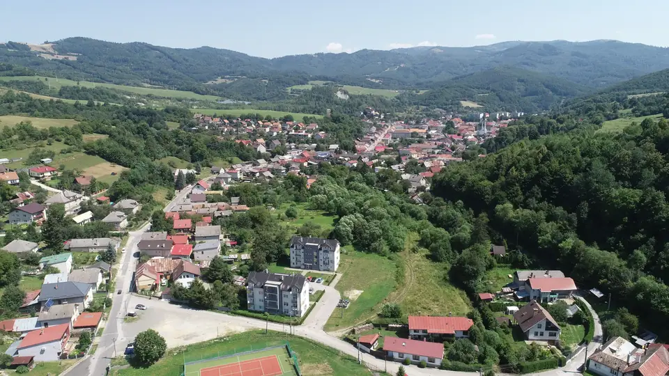 Verejná zeleň a trávnaté plochy v zástavbe mesta.