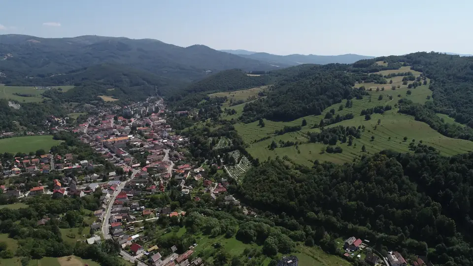 Dobšiná a okolitá krajina Slovenského rudohoria.