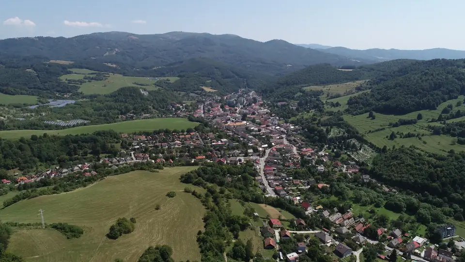 Panoráma Dobšinej z vtáčej perspektívy.