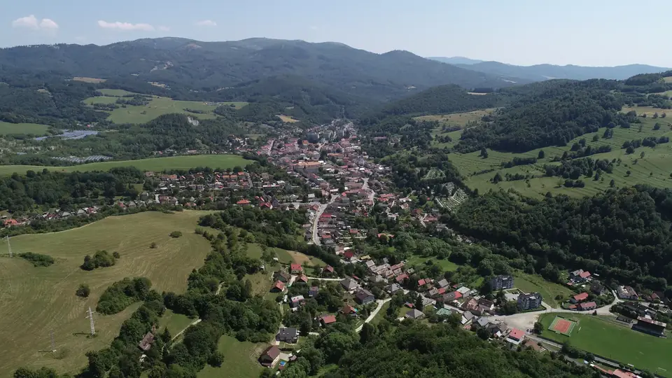 Cestná sieť Dobšinej v členitom teréne.