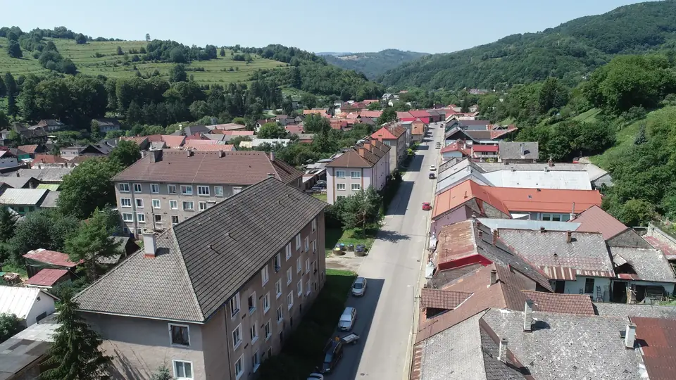 Bytová zástavba obsluhovaná pravidelným zvozom odpadu.