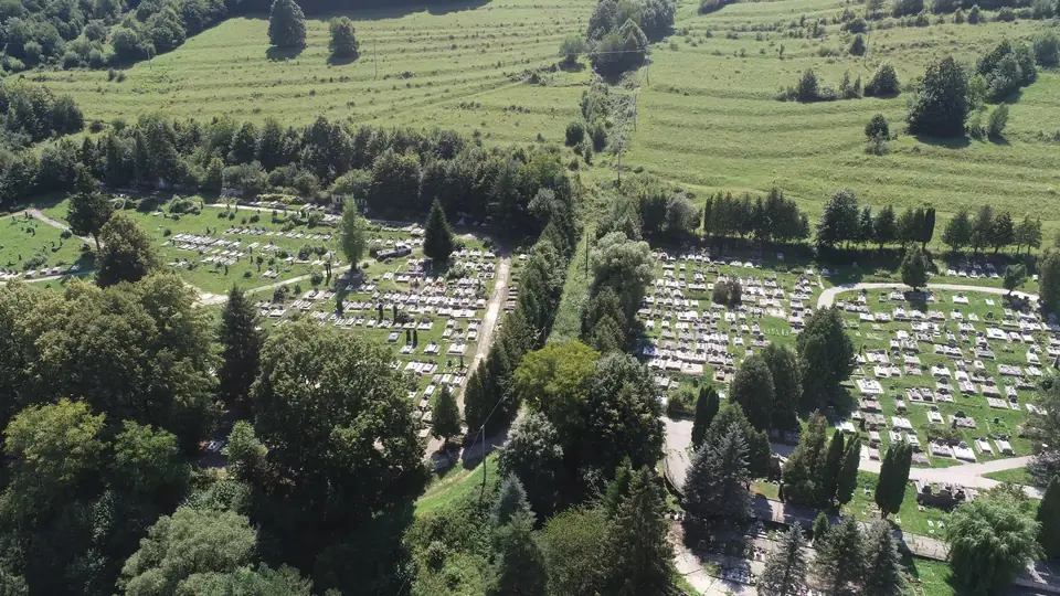 Cintorín so vzrastlými stromami, o ktoré sa podnik stará.