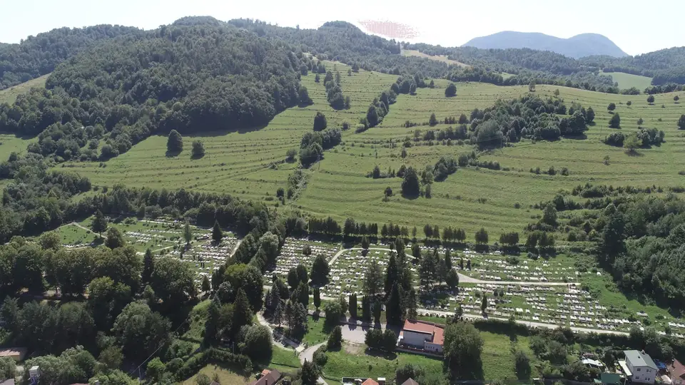 Cintorín zasadený do okolitej krajiny nad mestom.