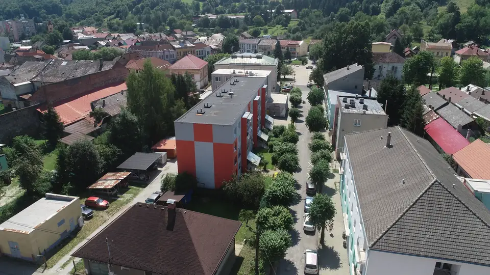 Ulice a chodníky so sústavou verejného osvetlenia.